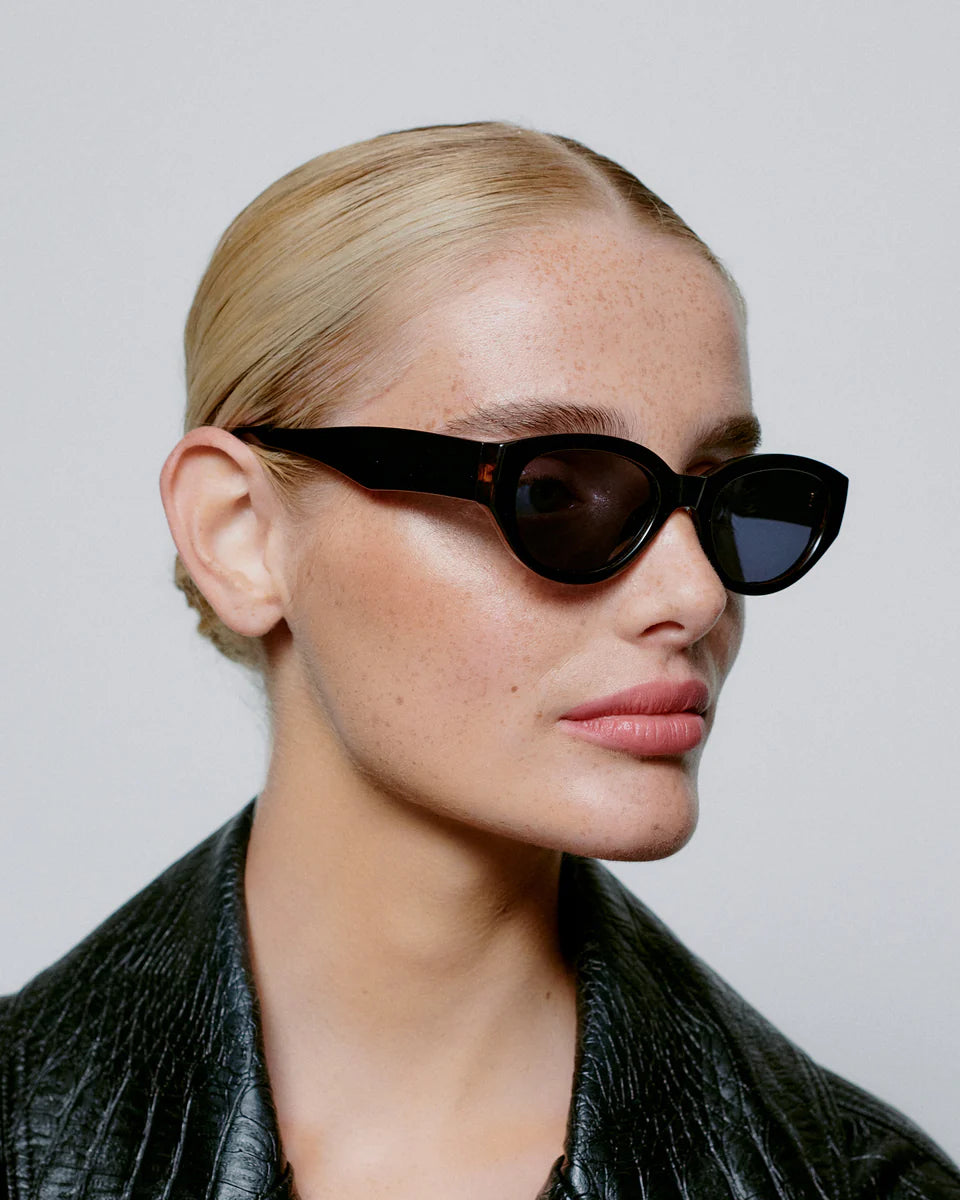 Winnie / Black & Black Lens