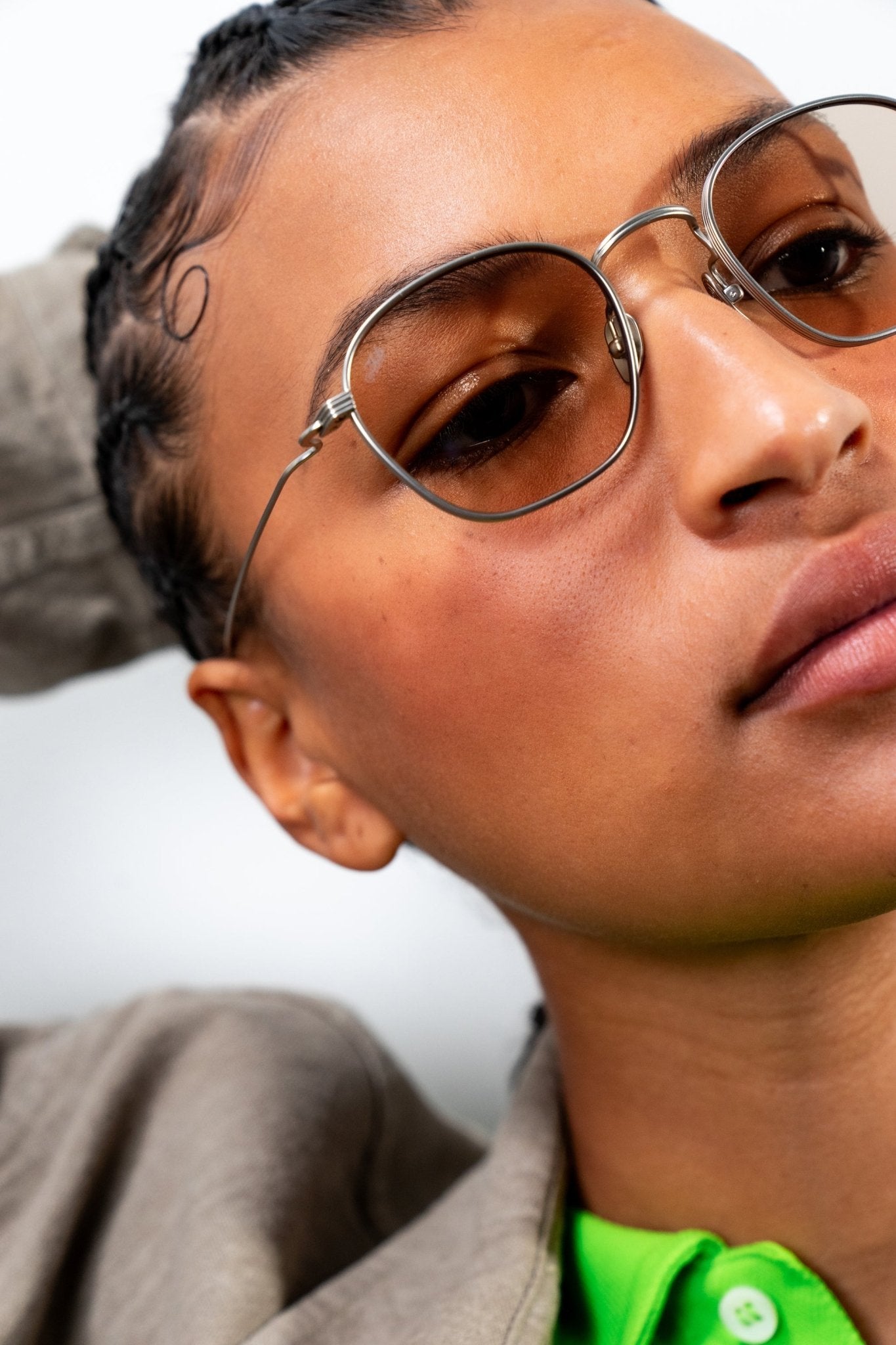 小物 AKILA MATTE SILVER TITANIUM Akila | Osiris | Matte Silver Titanium & Beige Lens Sunglasses